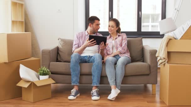 Gelukkig paar met tablet pc computer in nieuw huis — Stockvideo