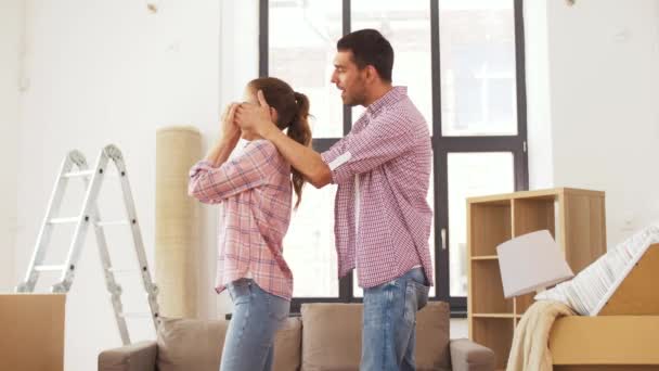 Lyckligt par flyttar till nya hem och kramas — Stockvideo