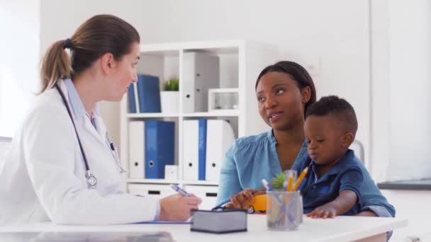 Счастливая мать с маленьким сыном и врачом в клинике — стоковое видео