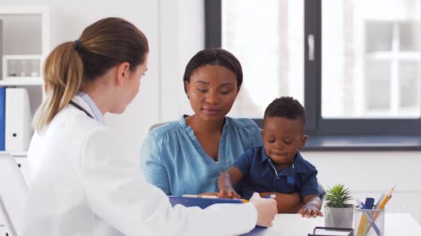 Mamma med baby son och doktor på kliniken — Stockvideo