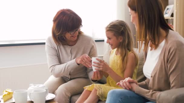 Madre, hija y abuela teniendo una fiesta de té — Vídeos de Stock