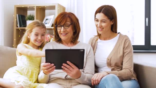 Madre, hija y abuela con tableta pc — Vídeo de stock