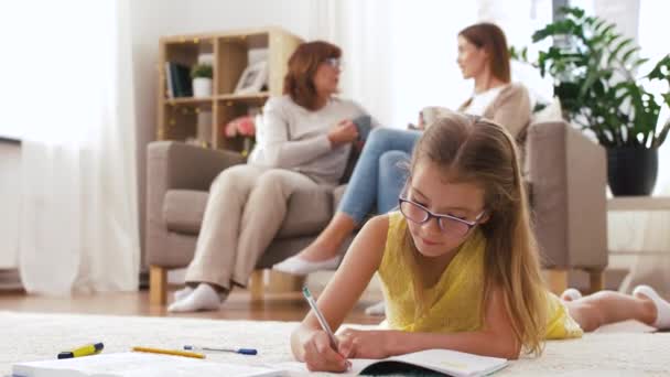 Studentin mit Notizbuch zu Hause auf dem Boden liegend — Stockvideo