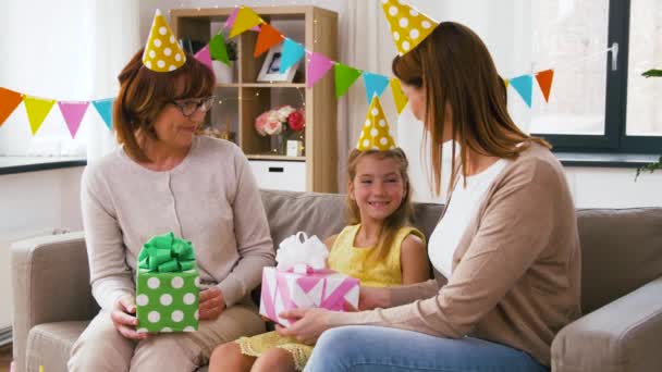 Famille saluant fille avec anniversaire à la maison fête — Video