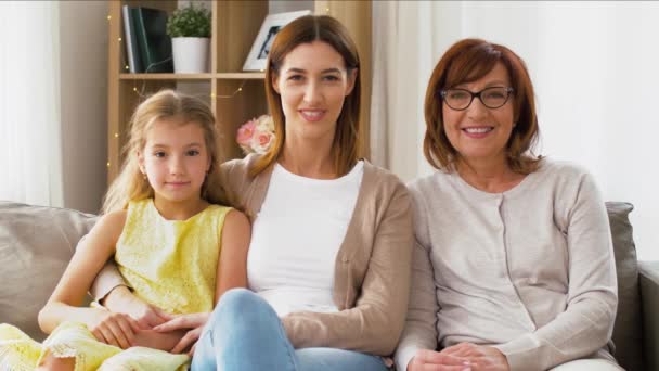 Retrato de mãe, filha e avó — Vídeo de Stock