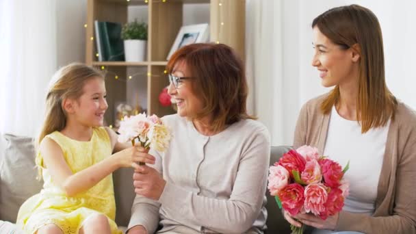 Familie begrüßt Großmutter zu Hause mit Blumen — Stockvideo