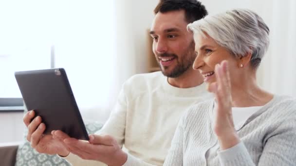 Mãe velha e filho adulto com tablet pc em casa — Vídeo de Stock