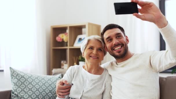 Ηλικιωμένη μητέρα με ενήλικο γιο που βγάζει selfie στο σπίτι — Αρχείο Βίντεο