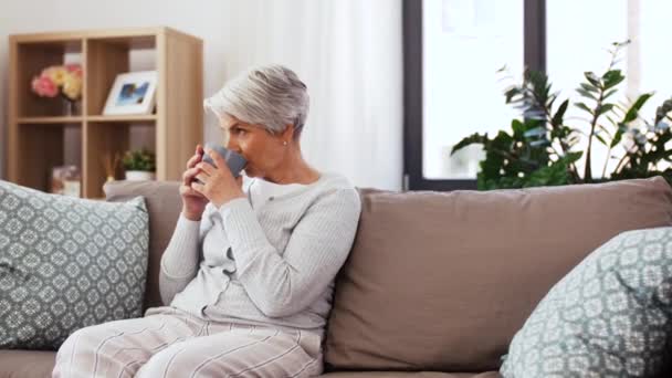 Fils adulte et mère aînée avec photo à la maison — Video