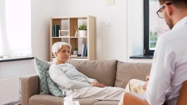 Senior kvinna patient pratar med man psykolog — Stockvideo