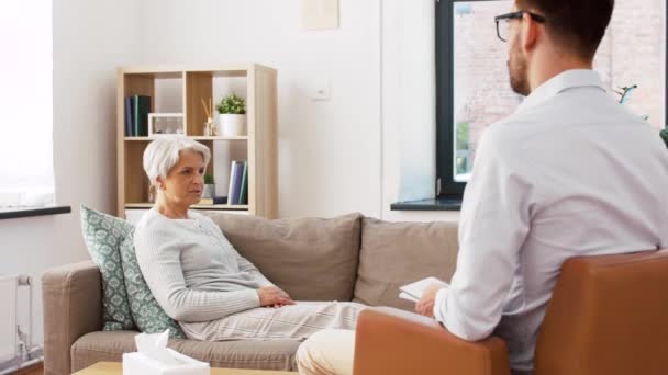 Senior vrouw patiënt praten met man psycholoog — Stockvideo