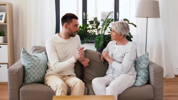 Seniorin spricht zu Hause mit erwachsenem Sohn — Stockvideo