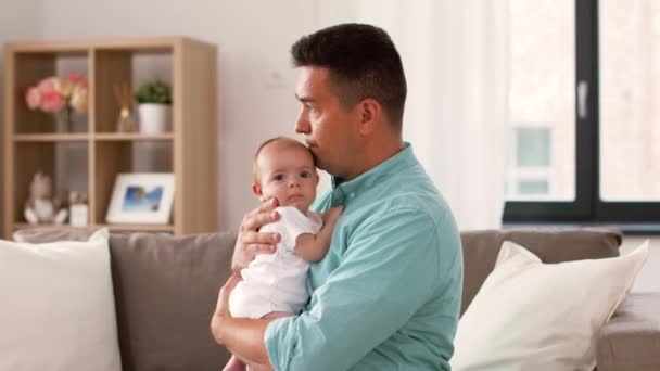 Padre de mediana edad con hija bebé en casa — Vídeos de Stock