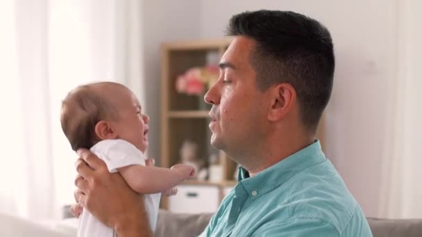 Medelålders far med baby dotter hemma — Stockvideo