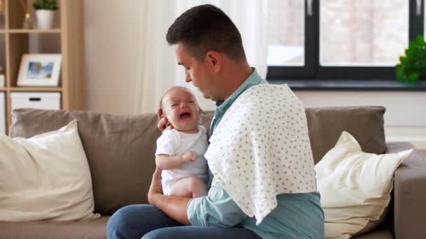 Vater mittleren Alters mit weinendem Baby zu Hause — Stockvideo