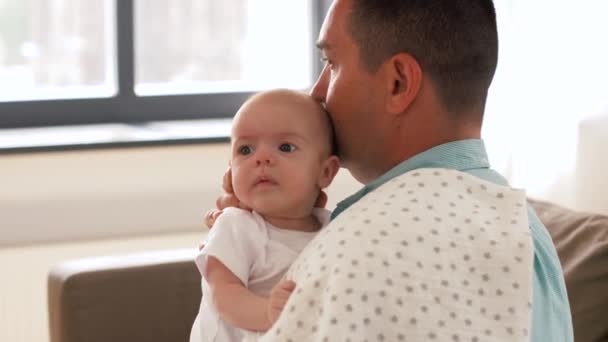 Padre de mediana edad con hija bebé en casa — Vídeos de Stock