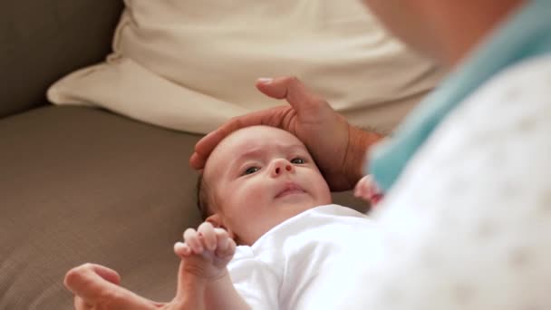 Père d'âge moyen avec bébé fille à la maison — Video