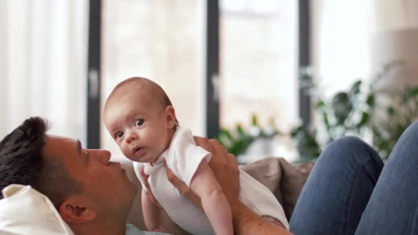 Padre de mediana edad con hija bebé en casa — Vídeos de Stock