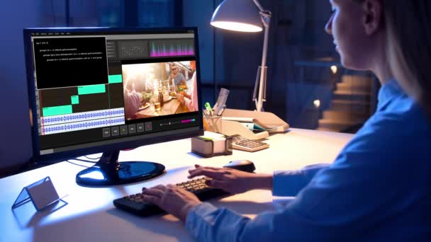 Editor pracující na videosouboru v noci v počítači — Stock video