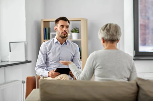 Psycholoog luisteren naar senior vrouw patiënt — Stockfoto