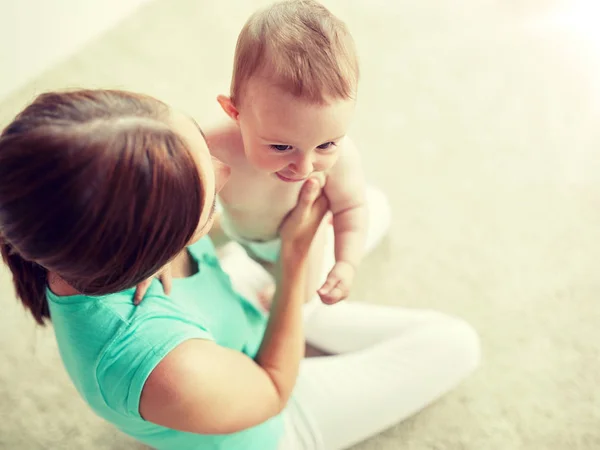 Feliz joven madre con pequeño bebé en casa — Foto de Stock