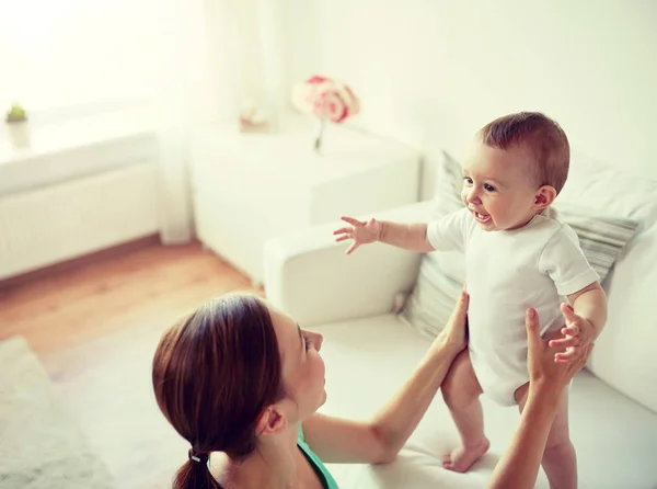 Feliz joven madre con pequeño bebé en casa — Foto de Stock