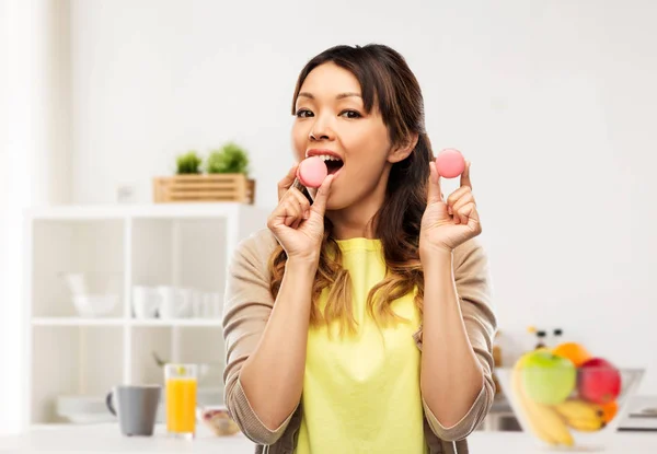 Heureux asiatique femme avec macarons — Photo