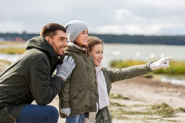 Gelukkige familie op herfst strand — Stockfoto