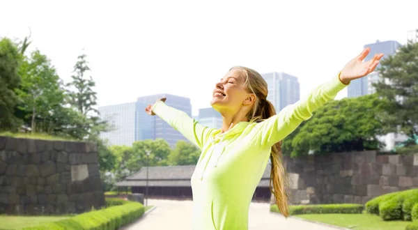 Femme heureuse en vêtements de sport — Photo