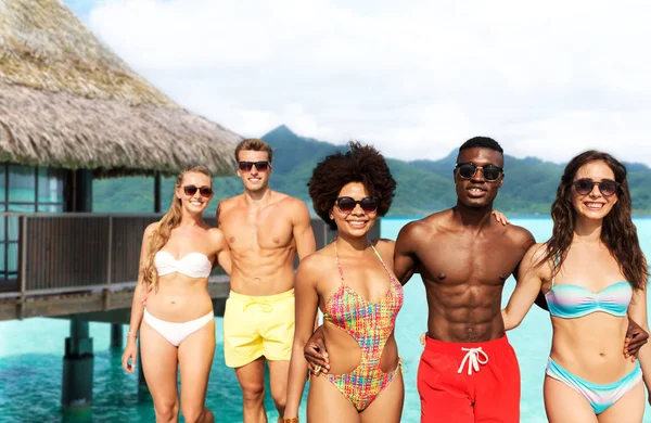 Amis heureux câlins sur la plage d'été — Photo