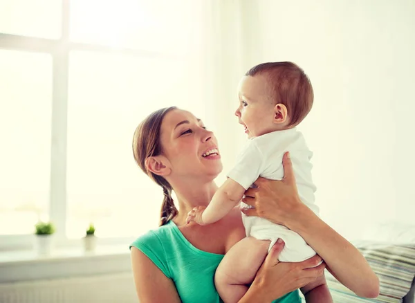 Šťastná mladá matka s malým dítětem doma — Stock fotografie