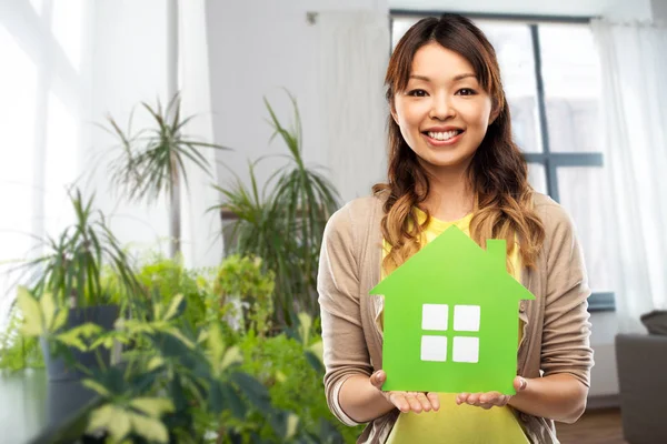 Felice donna asiatica con casa verde a casa — Foto Stock