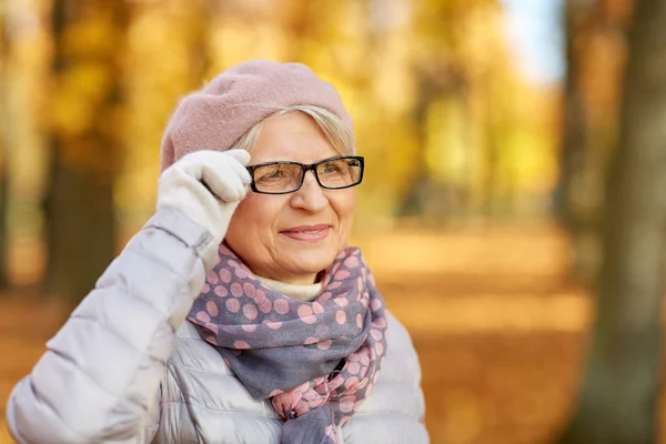 Portret van een vrolijke oudere vrouw in het herfstpark — Stockfoto