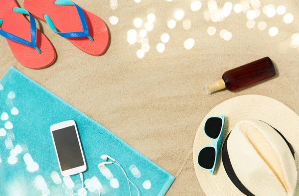 Smartphone, chapeau, tongs et nuances sur la plage — Photo