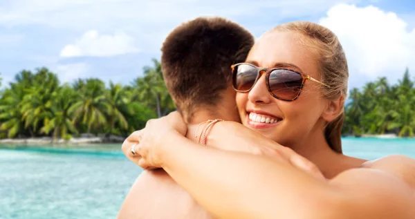 Szczęśliwy para przytulanie na letniej plaży — Zdjęcie stockowe