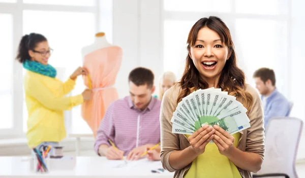 Moda tasarım stüdyosu üzerinde para ile asyalı kadın — Stok fotoğraf