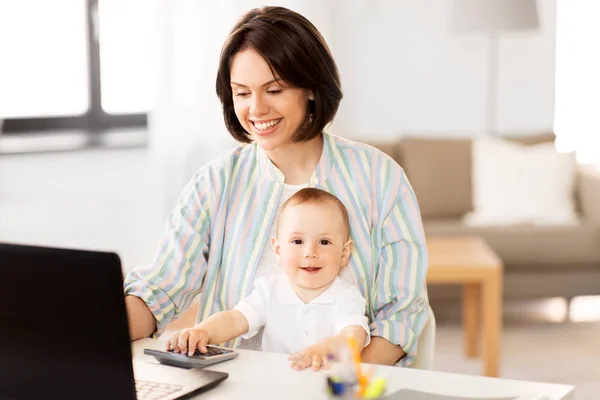 Mãe trabalhando com menino e laptop em casa — Fotografia de Stock