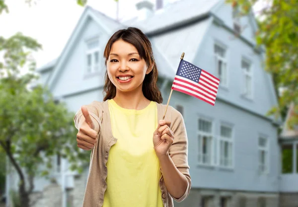 Felice donna asiatica con bandiera americana — Foto Stock