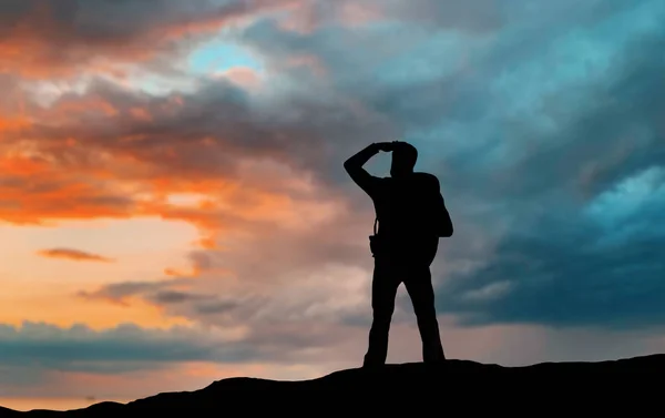 Traveler with backpack looking far over sunset — Stock Photo, Image