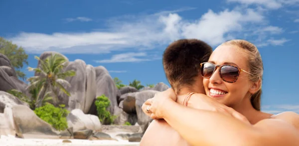 Ευτυχισμένο ζευγάρι αγκαλιάζει στην παραλία του καλοκαιριού — Φωτογραφία Αρχείου