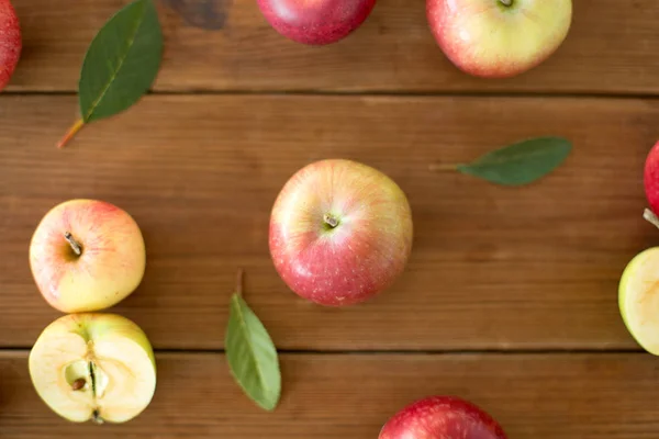 Pommes rouges mûres sur table en bois — Photo