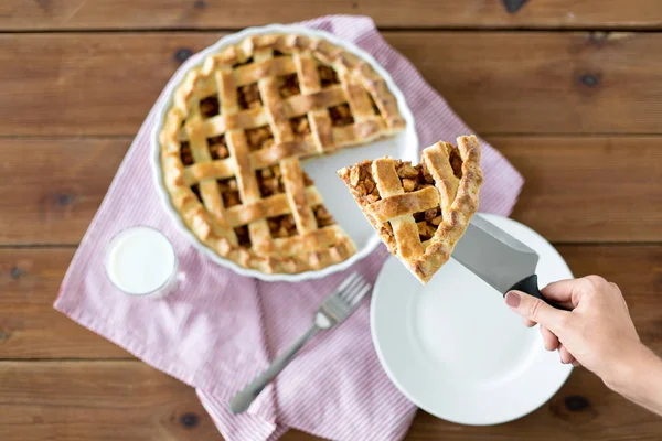Закрыть ладонь куском яблочного пирога на ноже — стоковое фото