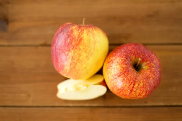 Rijp rode appels op houten tafel — Stockfoto