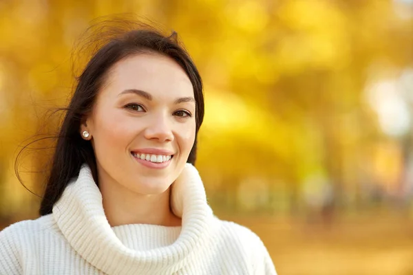 Porträtt av lycklig ung kvinna i höstparken — Stockfoto