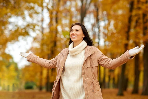 Frumoasă femeie tânără fericită în parcul de toamnă — Fotografie, imagine de stoc