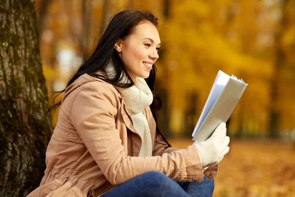 秋の公園で本を読んでいる女性 — ストック写真