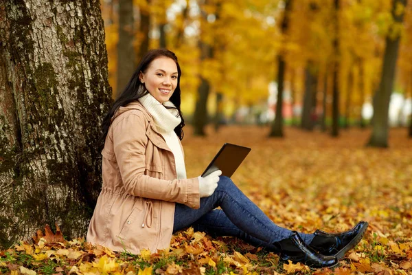 Femme avec ordinateur tablette au parc d'automne — Photo