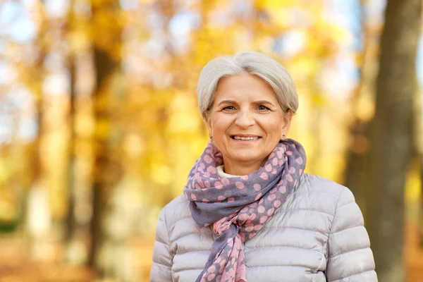 Potret wanita tua yang bahagia di taman musim gugur — Stok Foto