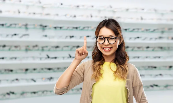 Asian woman in glasses at optics store — Stock Photo, Image