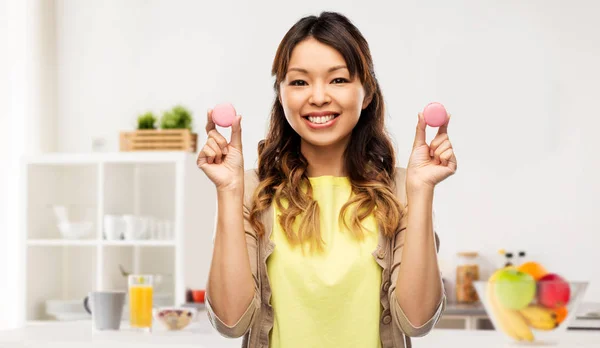 Heureux asiatique femme avec macarons — Photo